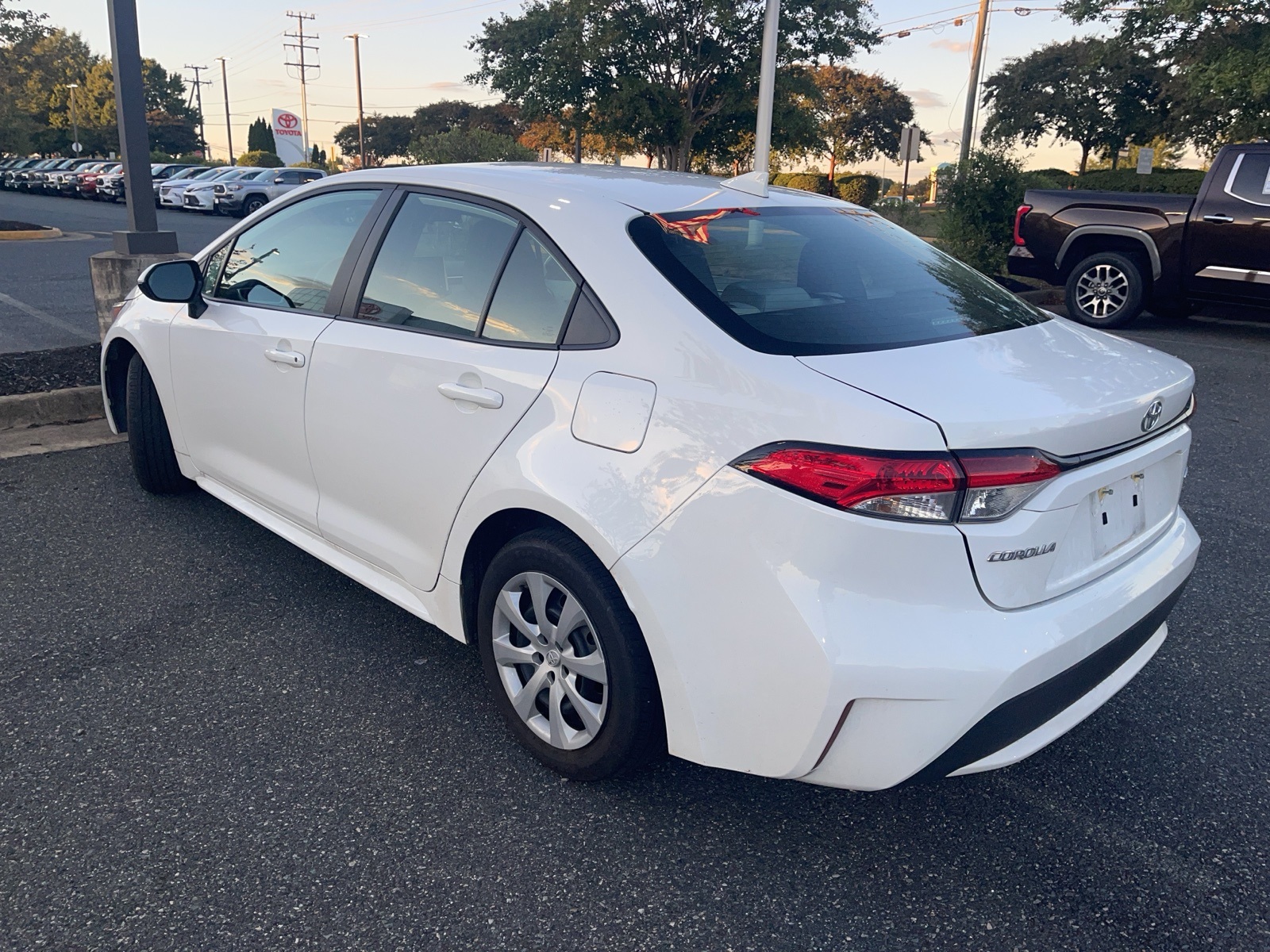 2022 Toyota Corolla LE photo 3