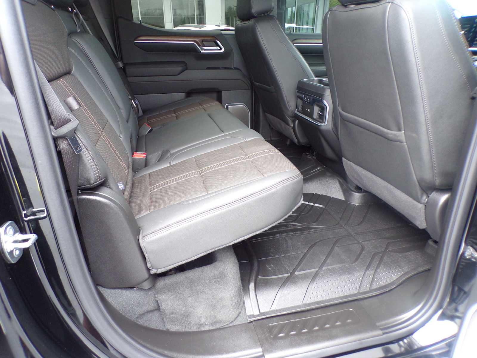 2024 Chevrolet Silverado 1500 High Country photo 18