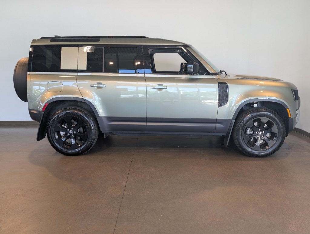 2025 Land Rover Defender 110 S photo 6