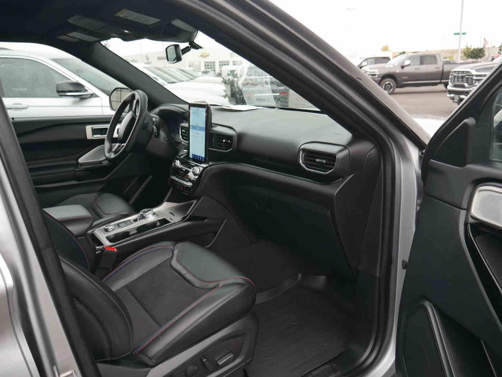 2024 Ford Explorer ST photo 26
