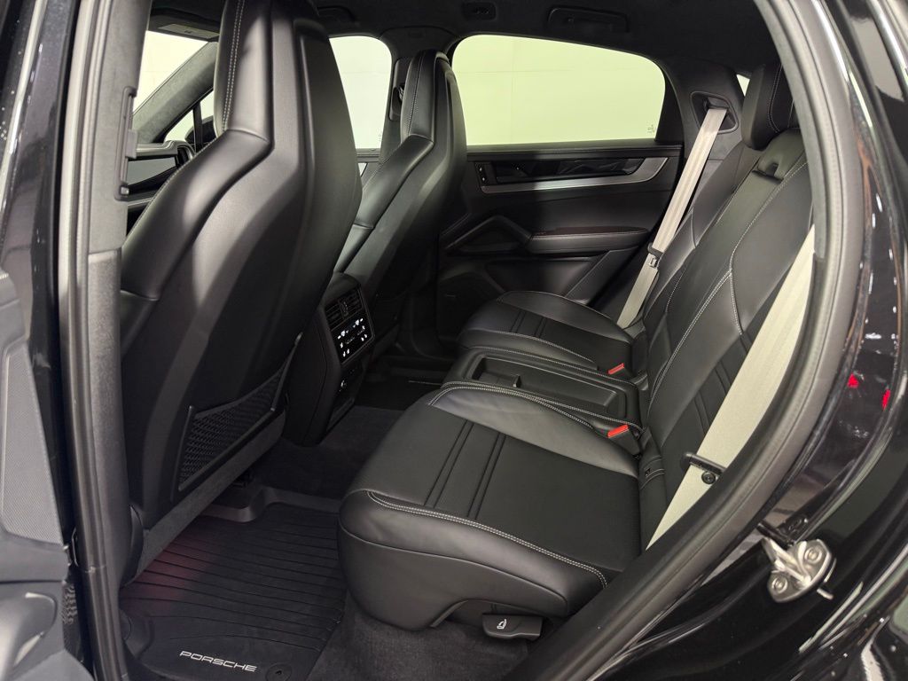 2024 Porsche Cayenne Turbo E-Hybrid Coupe photo 17