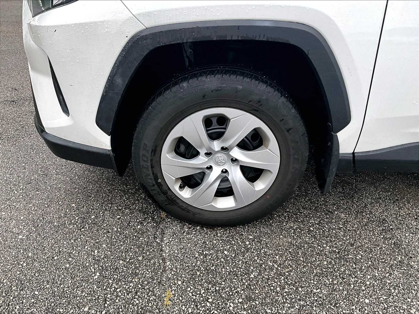 2022 Toyota RAV4 LE photo 4