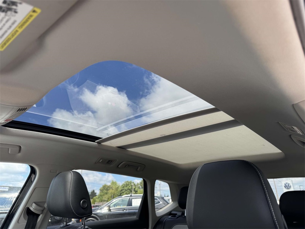 2022 Volkswagen Taos SEL photo 3