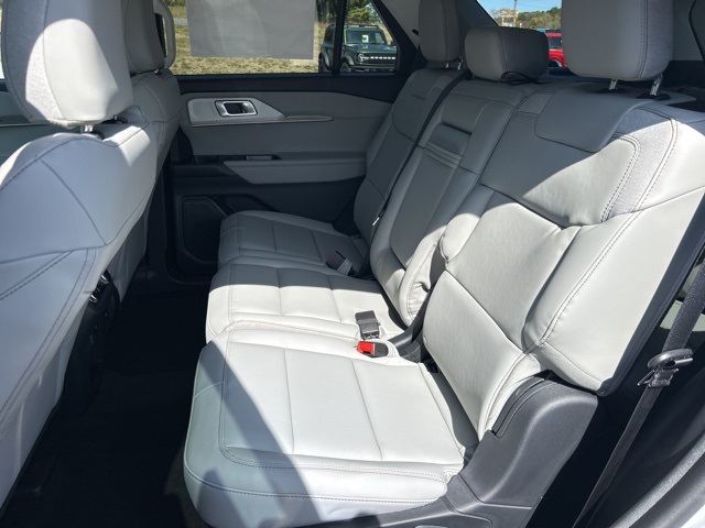 2025 Ford Explorer photo 10
