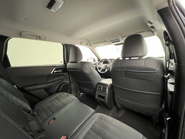 2024 Mitsubishi Outlander SE photo 38