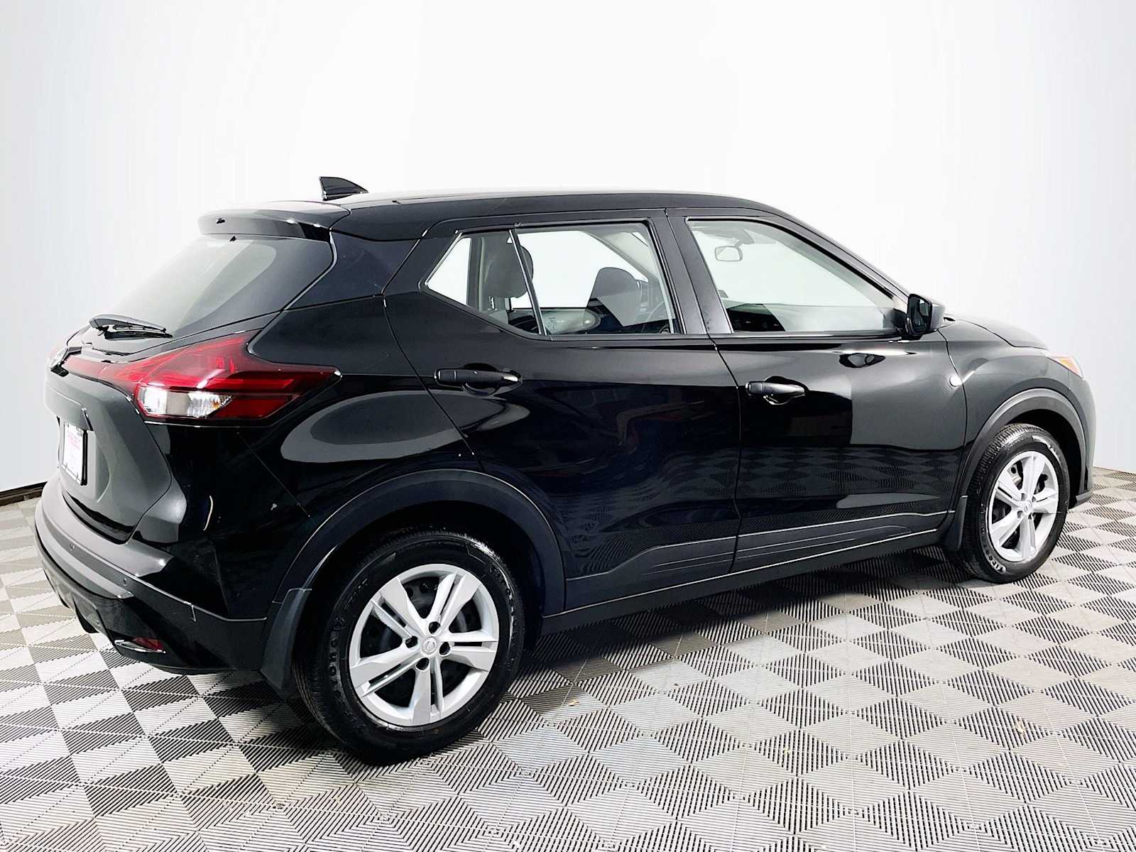 2024 Nissan Kicks S photo 4