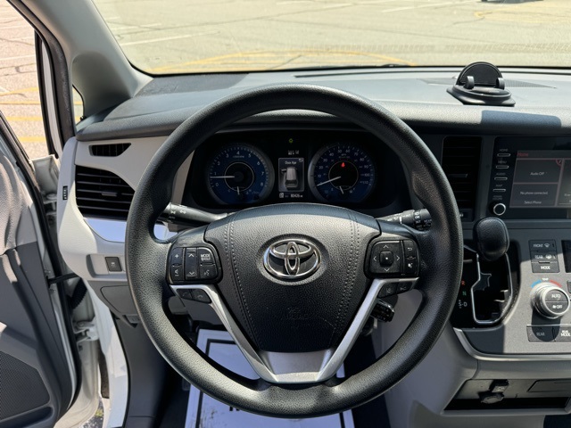 2020 Toyota Sienna L photo 18