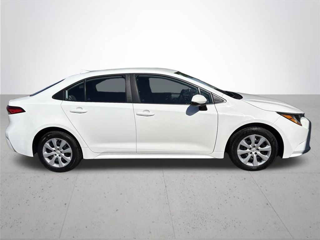 2022 Toyota Corolla LE photo 6