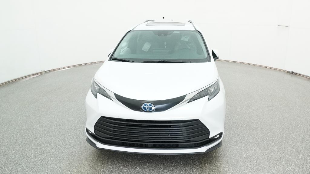 2025 Toyota Sienna XLE photo 2