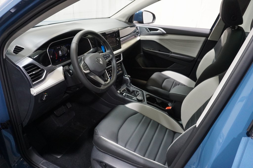 2025 Volkswagen Taos SEL photo 8