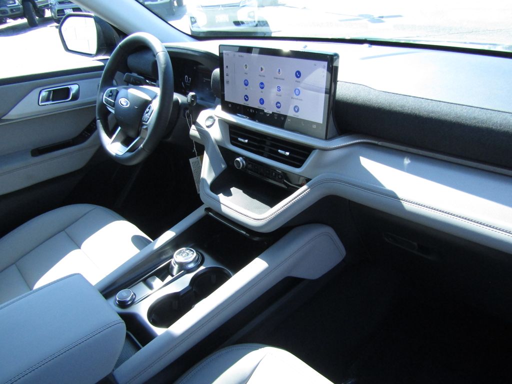 2025 Ford Explorer photo 29