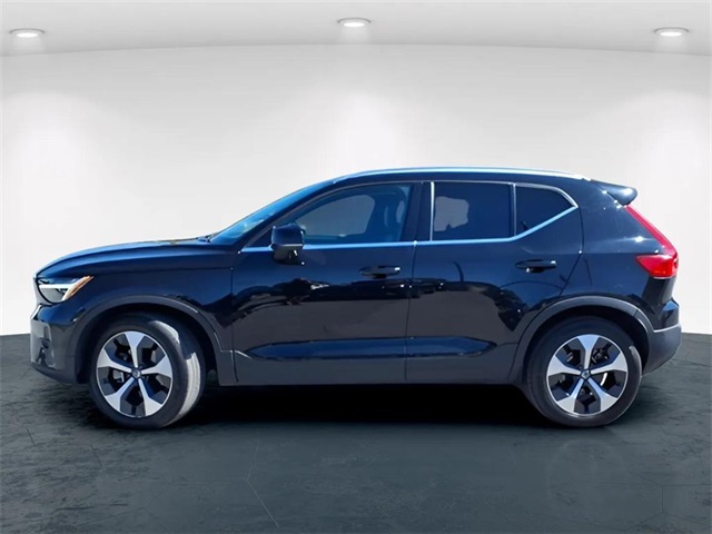 2024 Volvo XC40 Plus photo 2