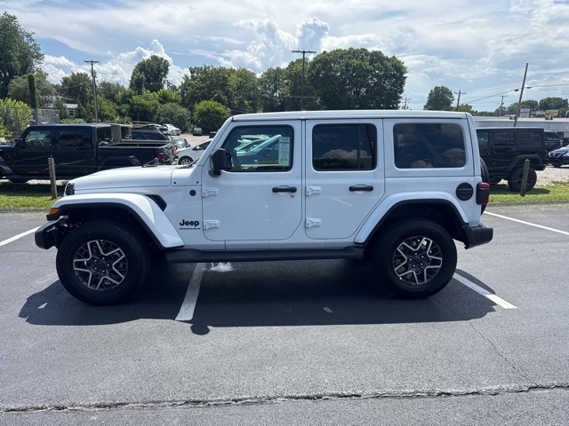 2025 Jeep Wrangler Sahara photo 4