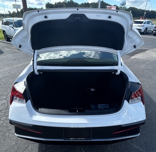 2025 Hyundai Elantra SEL Convenience photo 3