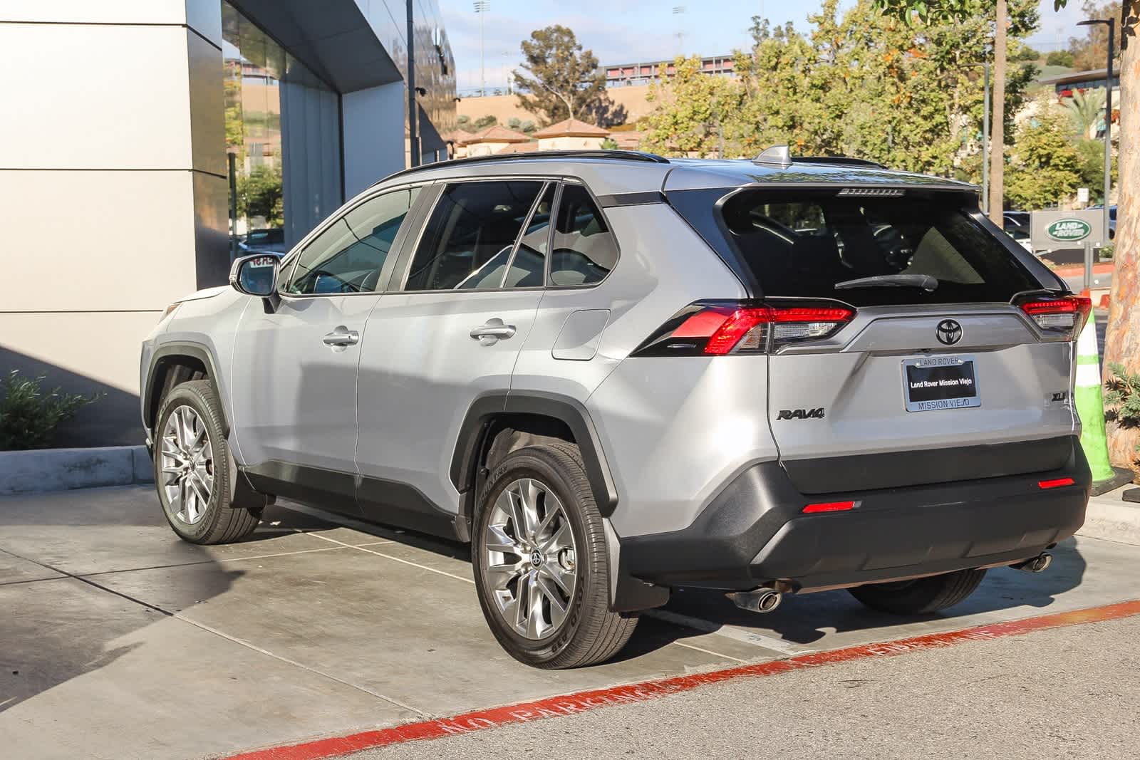 2022 Toyota RAV4 XLE Premium photo 4