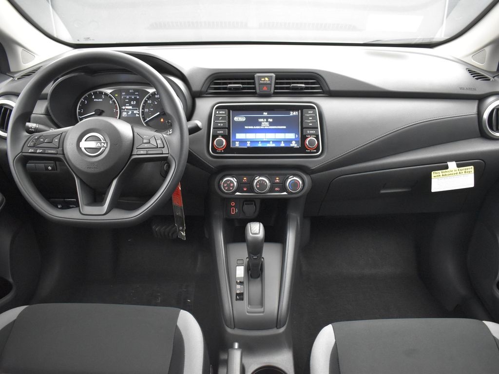2025 Nissan Versa 1.6 S photo 9