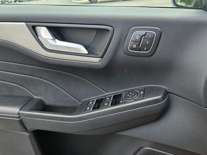 2022 Ford Escape Titanium Hybrid photo 30
