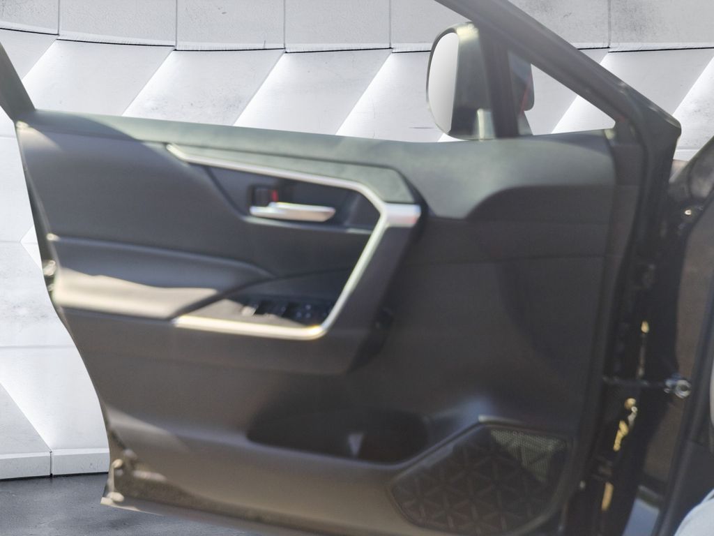 2024 Toyota RAV4 XLE photo 11