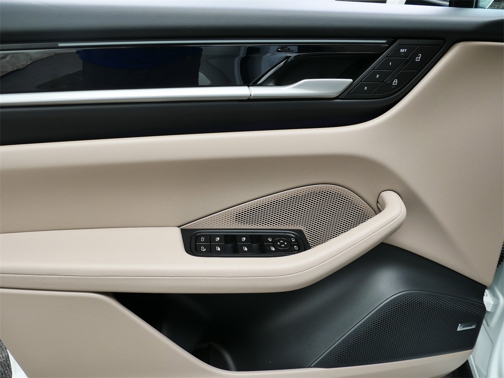 2025 Porsche Macan Electric 4 photo 11