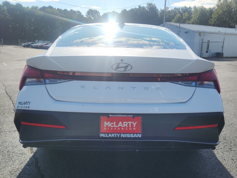 2024 Hyundai Elantra SEL photo 4