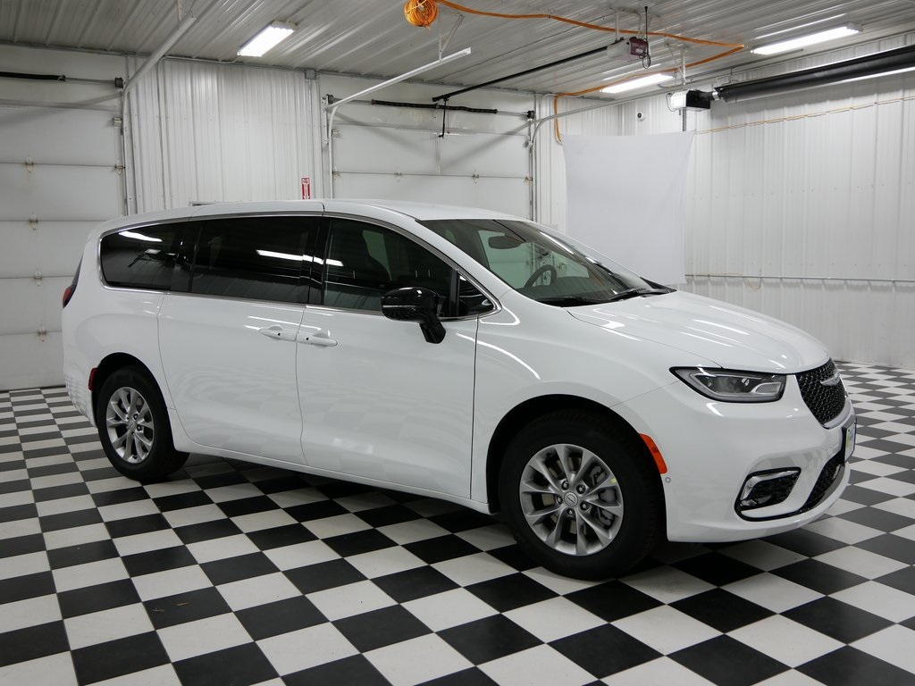 2026 Chrysler Pacifica Select's photo