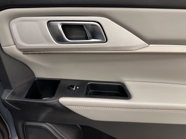 2025 Ford Explorer photo 16
