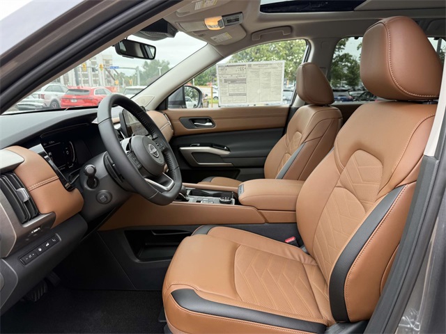 2025 Nissan Pathfinder Platinum photo 12