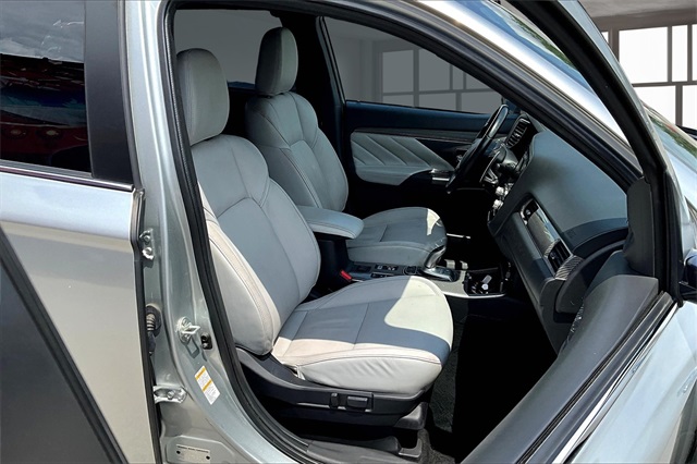 2022 Mitsubishi Outlander PHEV LE photo 8