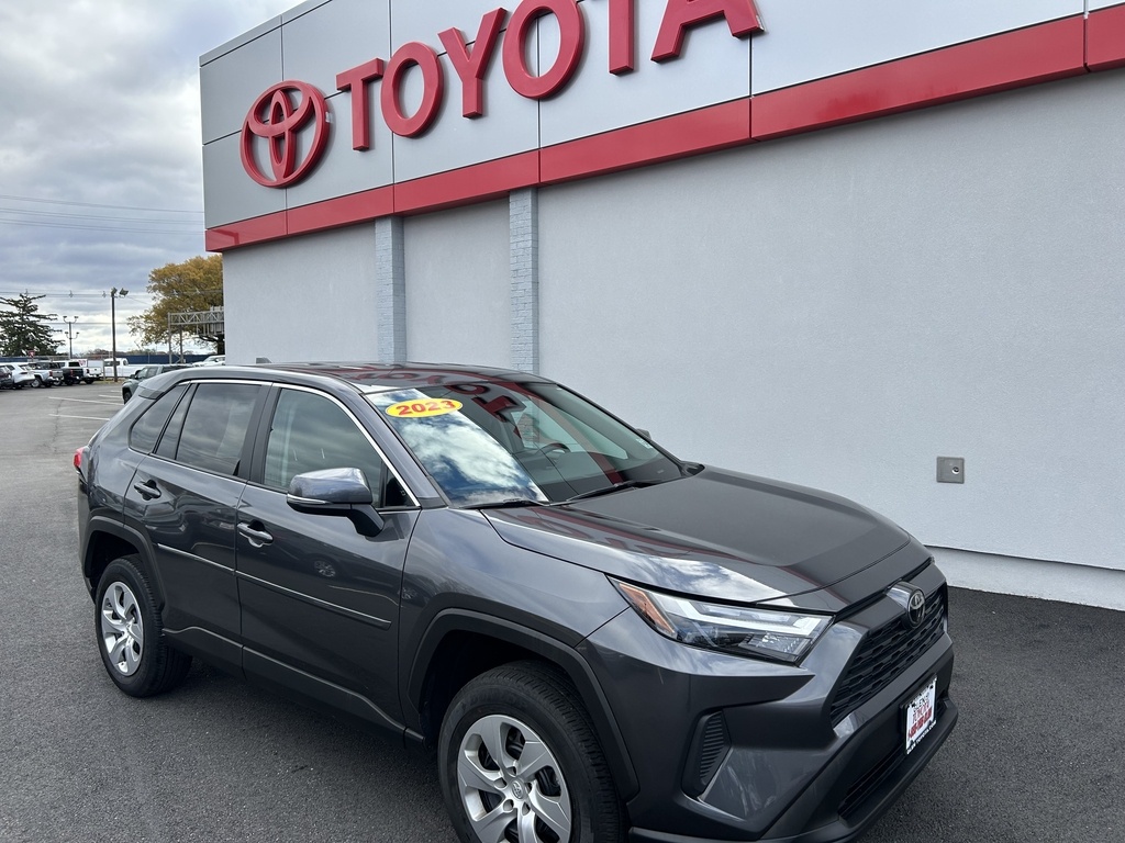 2023 Toyota RAV4 LE's photo