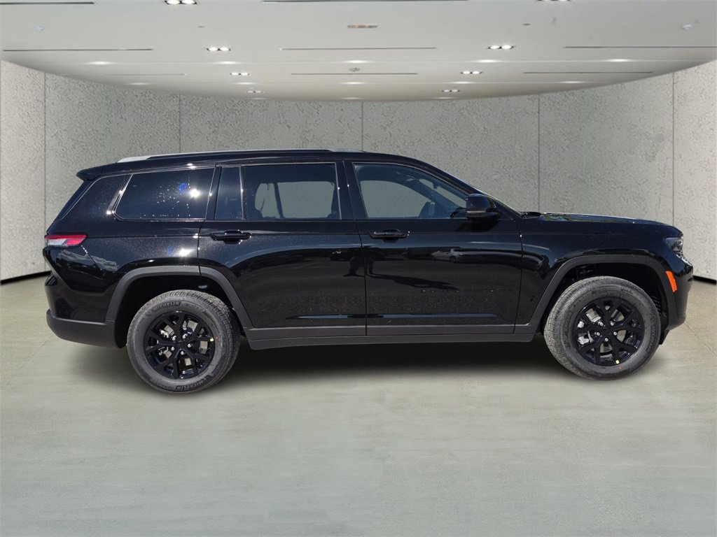 2025 Jeep Grand Cherokee Altitude photo 2