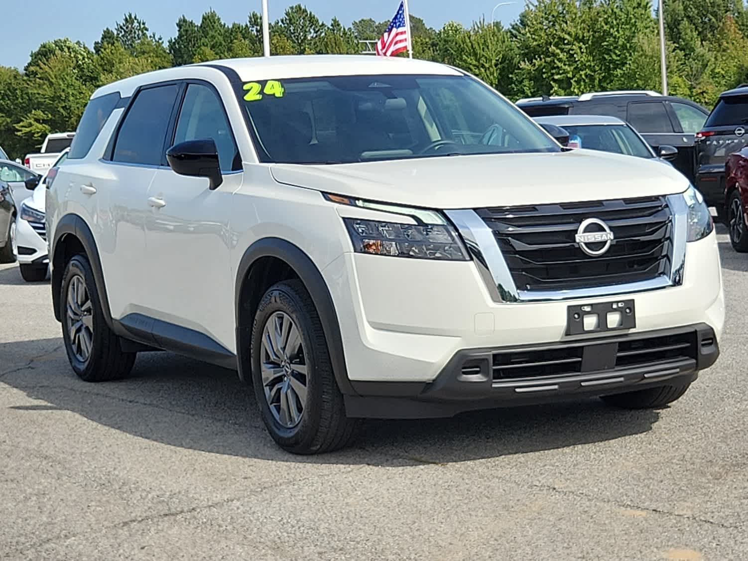 2024 Nissan Pathfinder S photo 2