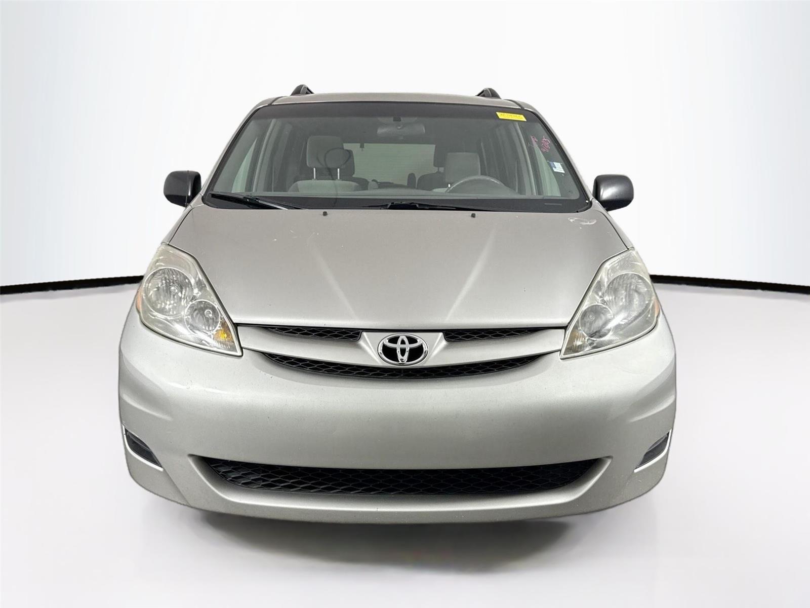 2008 Toyota Sienna LE photo 2