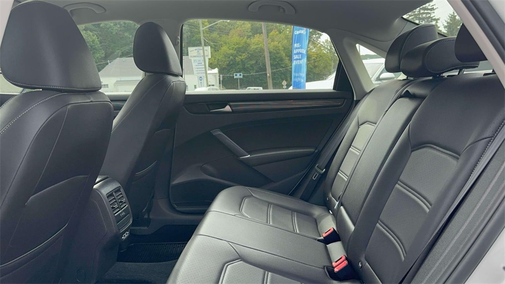 2020 Volkswagen Passat 2.0T R-Line photo 8