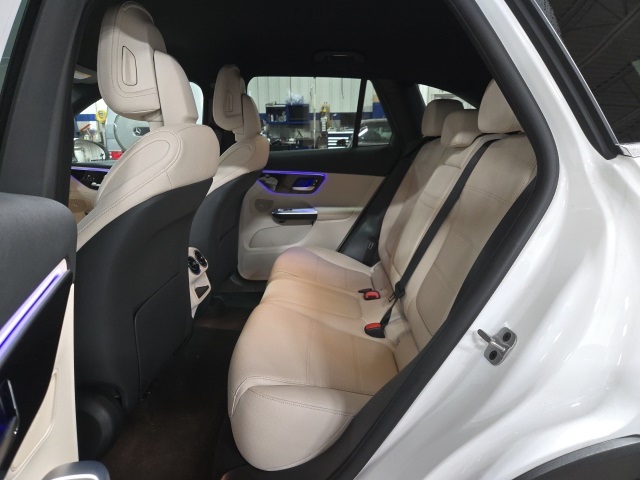 2025 Mercedes Benz GLC 300 4MATIC photo 4