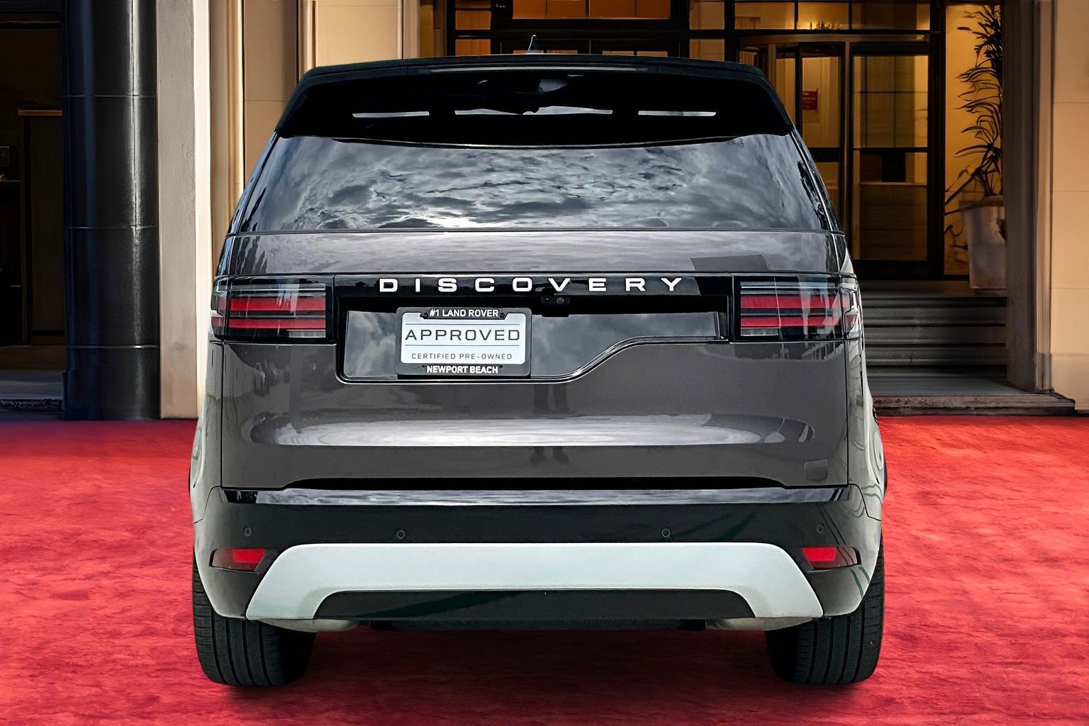 2024 Land Rover Discovery Metropolitan Edition photo 3