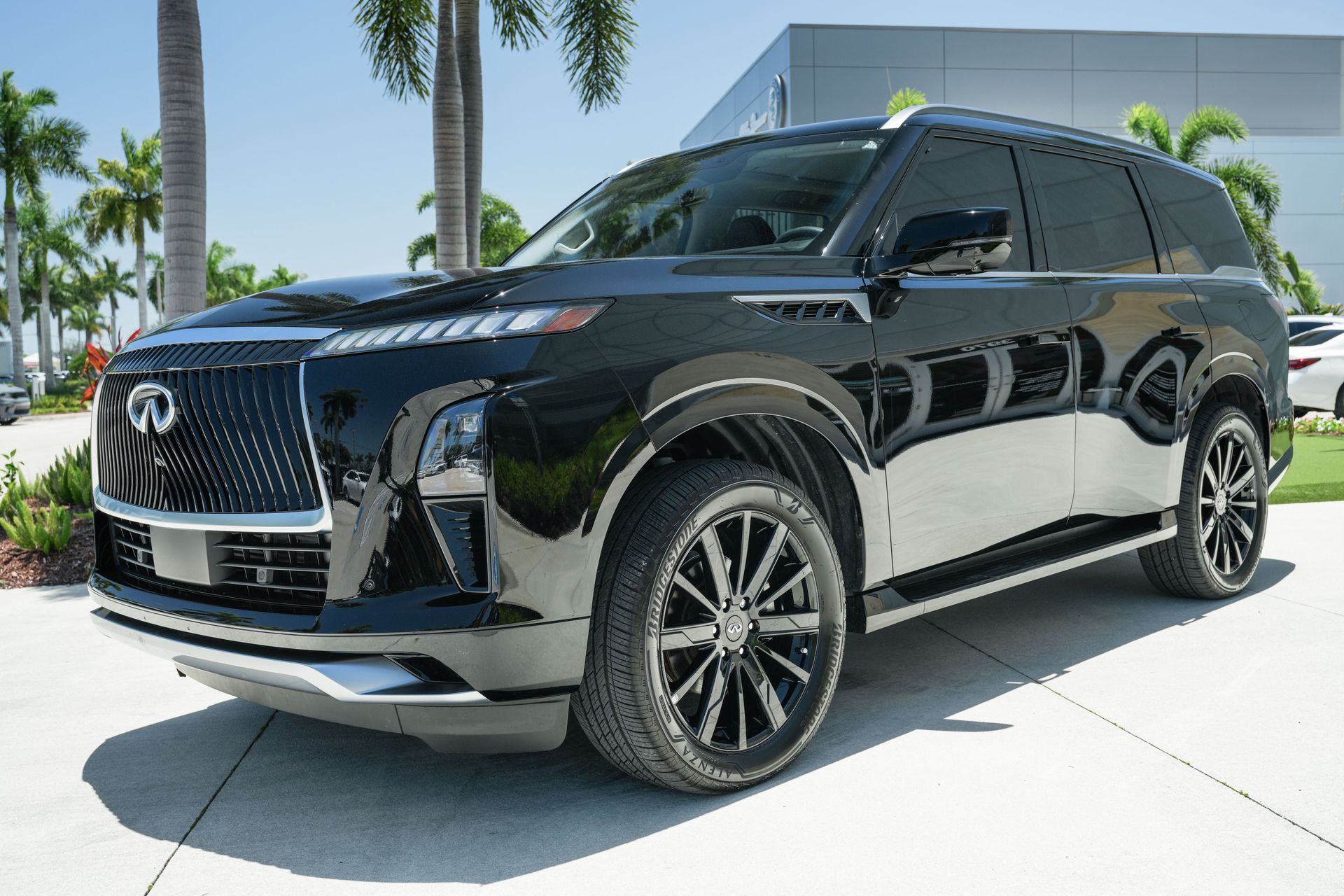 2025 Infiniti QX80 Luxe photo 2