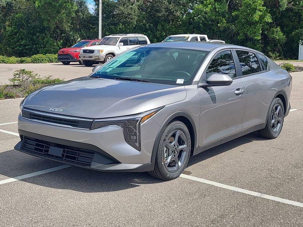 2025 Kia K4 LXS photo 2
