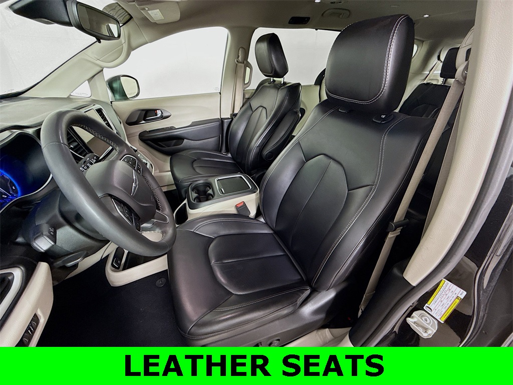 2023 Chrysler Pacifica Touring L photo 2