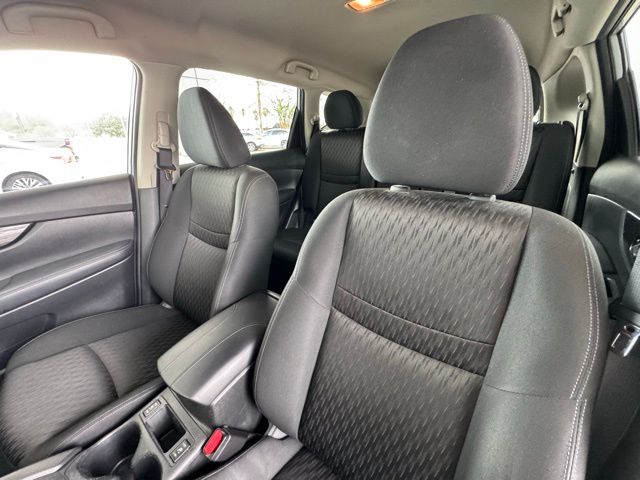 2018 Nissan Rogue SV photo 12