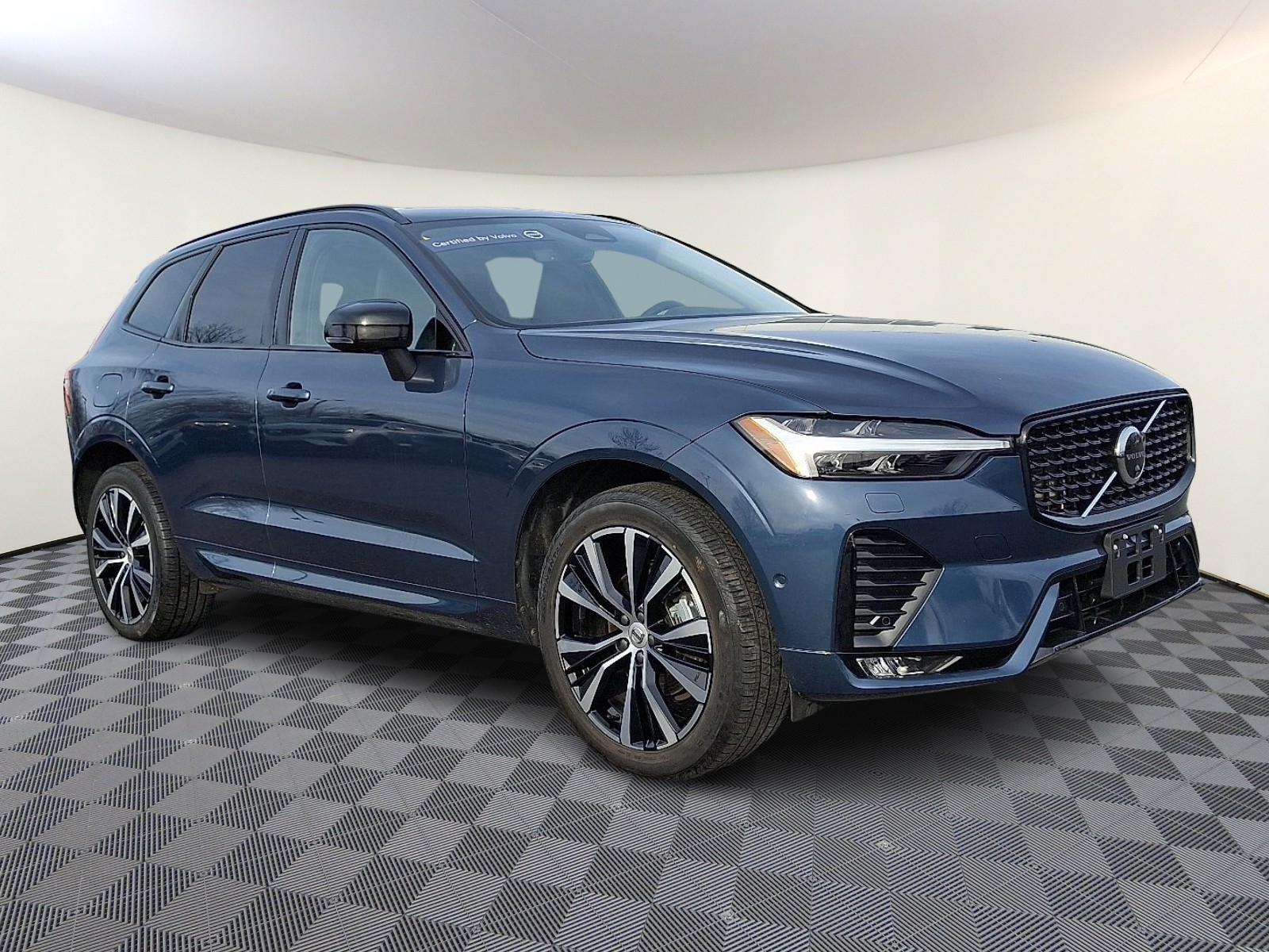 2025 Volvo XC60 Plus's photo