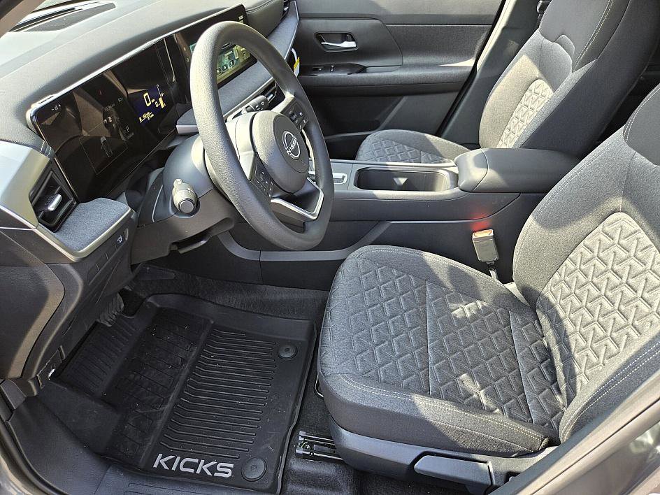 2025 Nissan Kicks SV photo 9