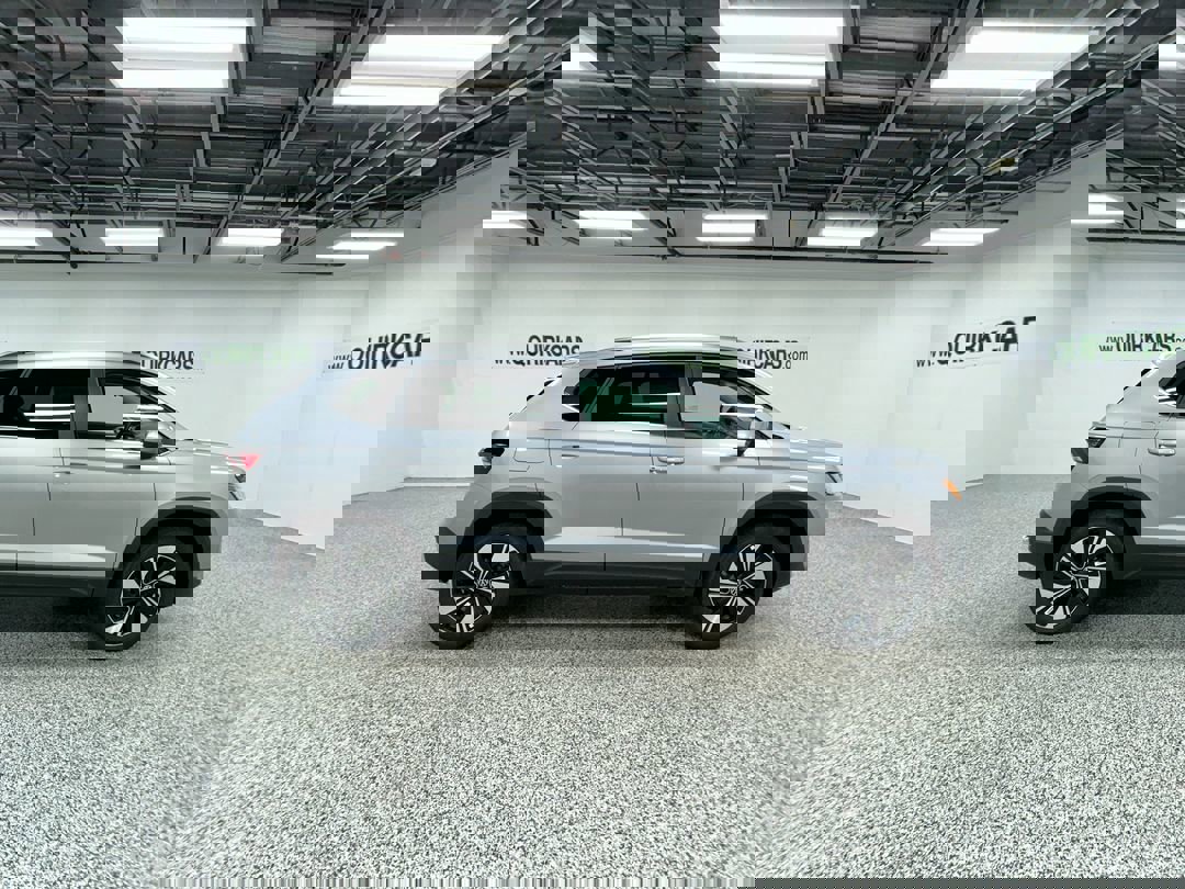 2025 Volkswagen Taos SE photo 2