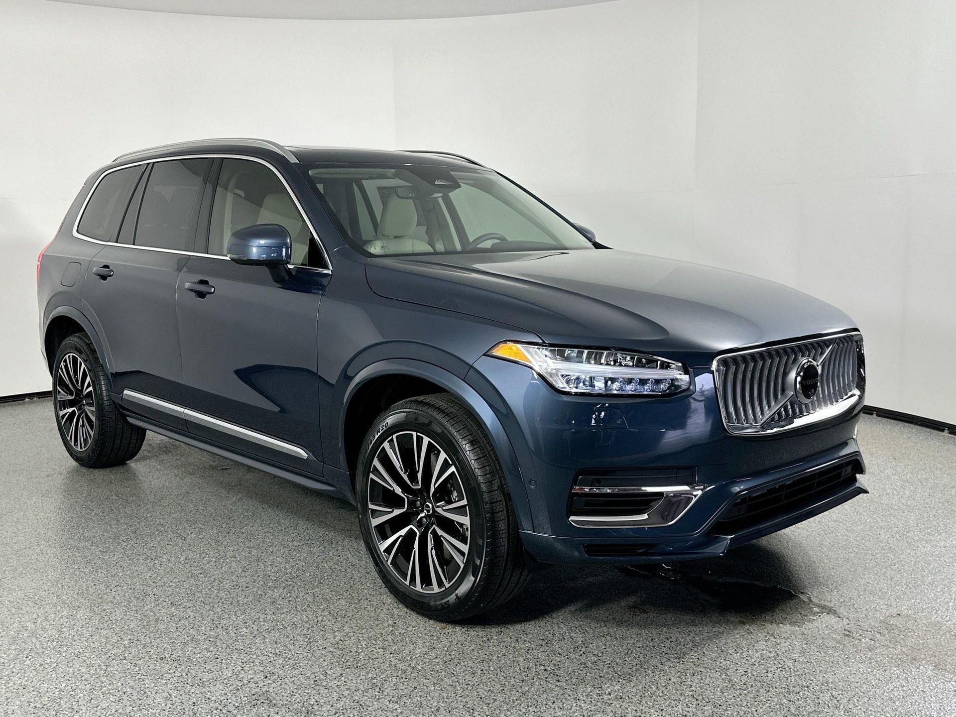 2025 Volvo XC90 T8 AWD Plus photo 3