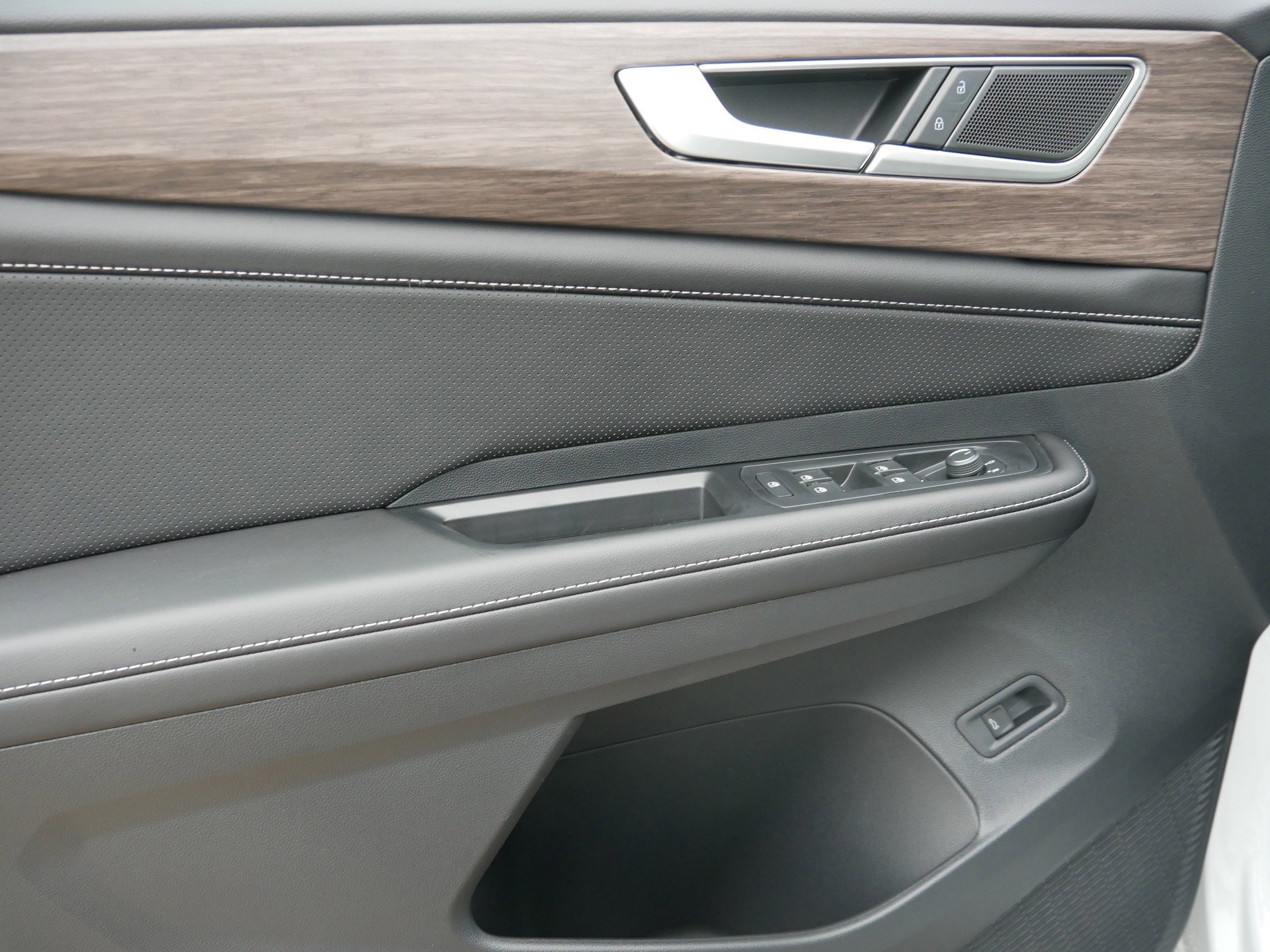 2026 Volkswagen Atlas SEL photo 4