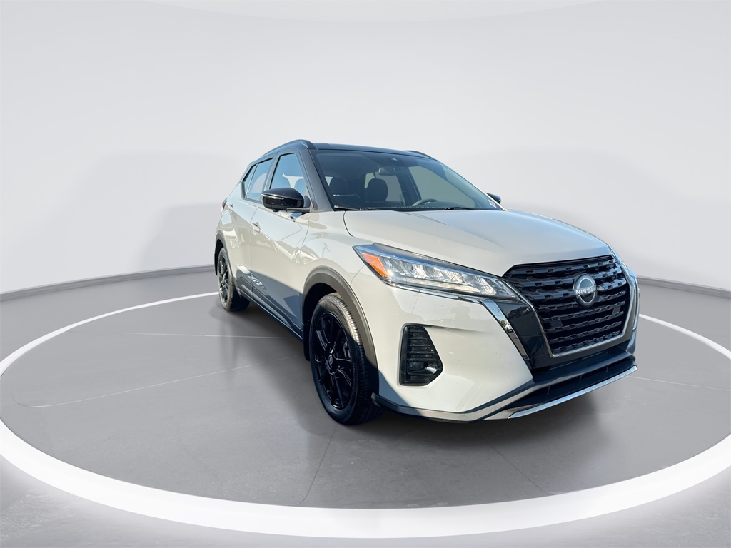 2023 Nissan Kicks SR photo 2