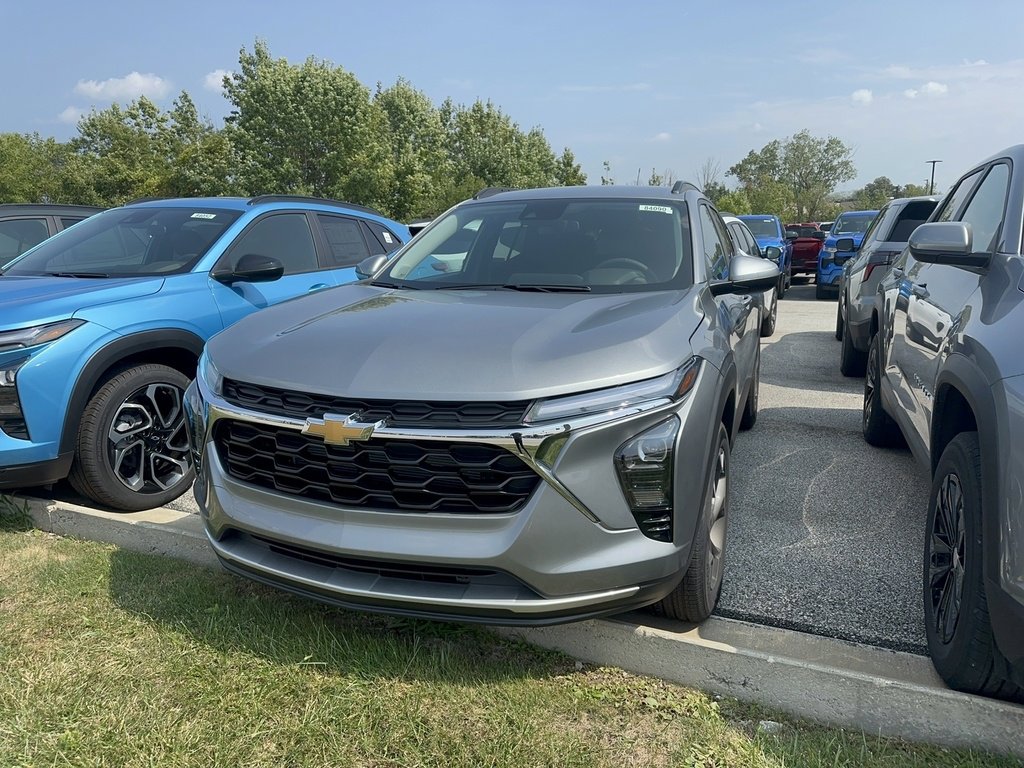 2025 Chevrolet Trax LT photo 2