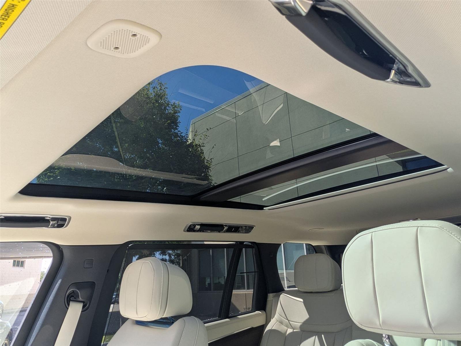 2025 Land Rover Range Rover SE photo 18