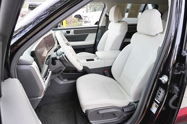 Used 2025 Black Hyundai SE image 15