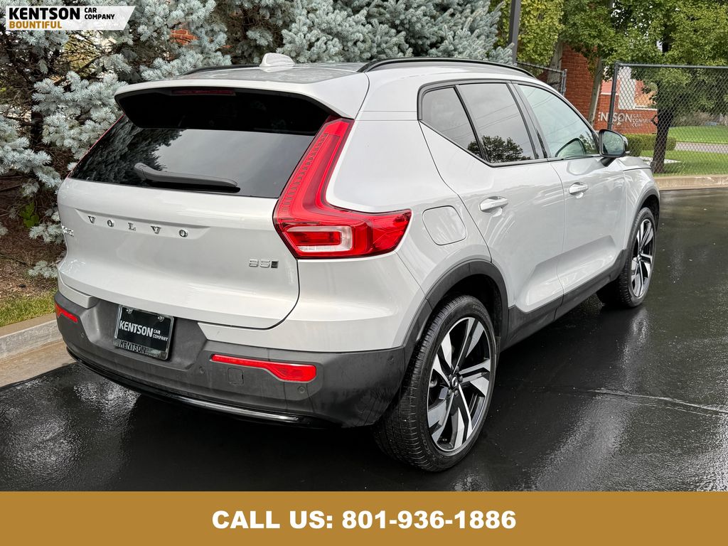 2025 Volvo XC40 Plus photo 8