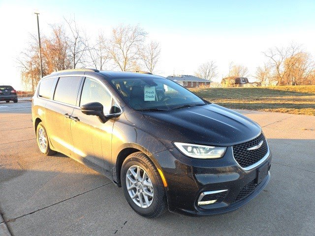 2022 Chrysler Pacifica Touring L's photo